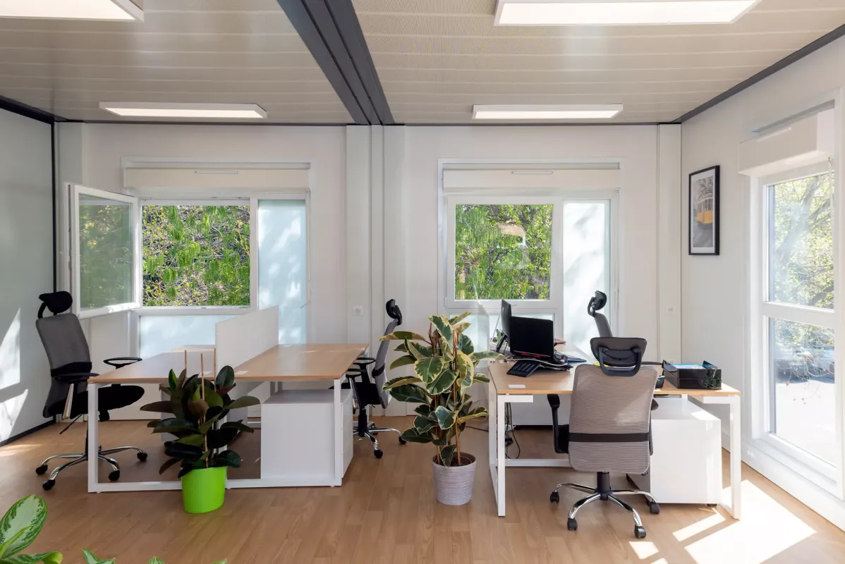 Bürocontainer drinnen mit Tischen