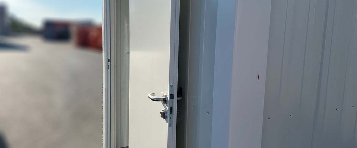 Algeco Bürocontainer 10ft Türhalter