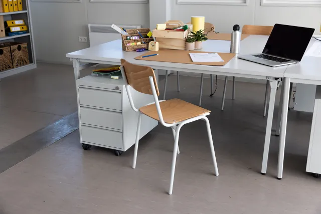 Algeco Schreibtisch plus Zubehör